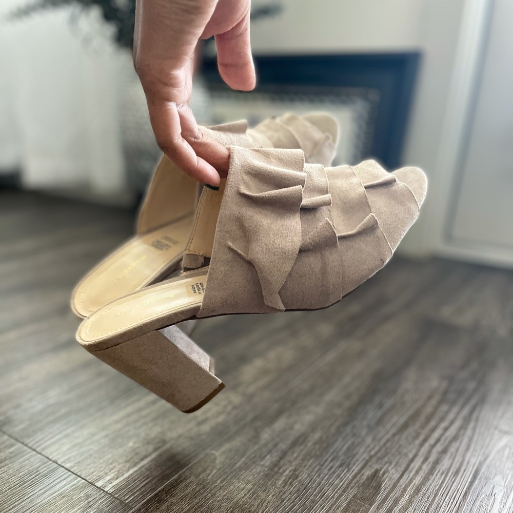 Liz Claiborne Ruffled Mules Nude Size 10